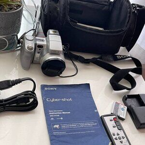 Sony Cyber-shot DSC-H9 8.1MP Digital Camera W/ Charger/ 2 Batteries & Bag